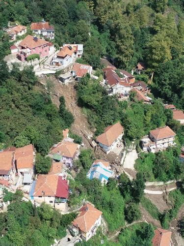 Zonguldak taki heyelanda 6 ev çöktü 20 kişi evsiz kaldı