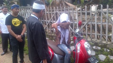 Foto Bupati Purwakarta Bareng Remaja Berkerung Jadi Viral Ini Kisah Di Balik Foto Itu