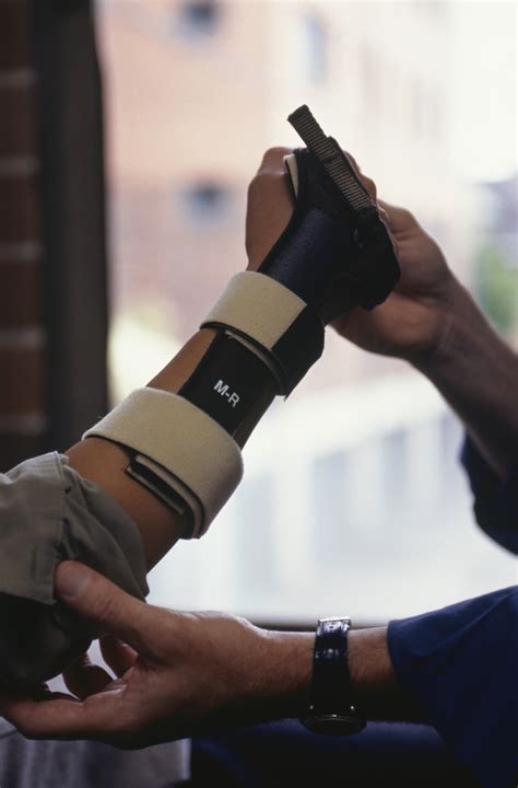 A finger splint is a medical devise that consists of a flat, padded, moldable, aluminum stick. Mechanical Principles of Hand Splinting | Healthfully