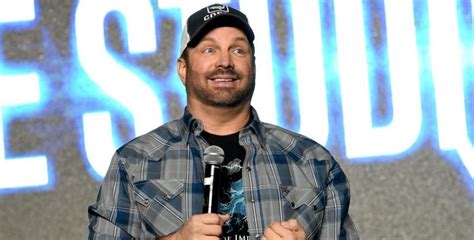 Garth Brooks Next Dive Bar Tour Stop Is In Bakersfield