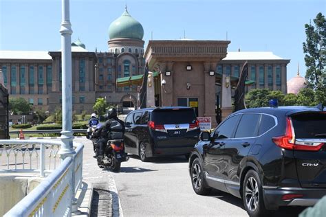 Ia memilih keluar dan membangun partai baru, yaitu partai pribumi bersatu malaysia yang menjadi oposisi. Muhyiddin arrives at PMO | New Straits Times | Malaysia ...