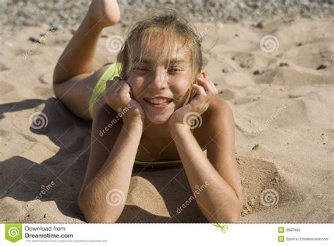 Meisje Op Strand Ii Stock Afbeelding Afbeelding Bestaande Uit