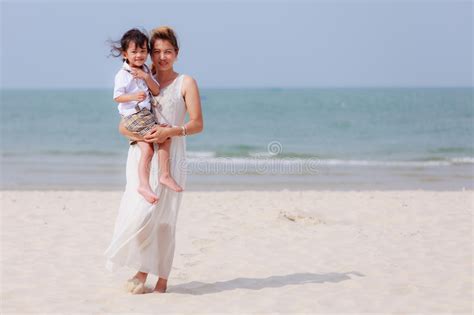 Maman Asiatique Et Fils Jouant Sur La Plage Image stock Image du famille océan