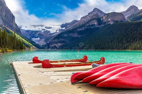 Canoes On Lake Louise Banff Stock Image Image Of Canoeing Park