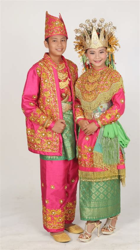 Mereka diperkenalkan pada pakaian tradisional. Blog Budaya Indonesia: Pakaian Adat Jambi