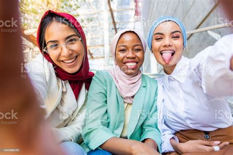 Schönes Muslimisches Mädchen Das Hijabbindungen Im Freien Trägt Stockfoto Und Mehr Bilder Von