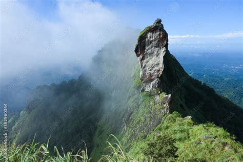 Foto De Peak Of Rock Mountain Above Foggy Valley At Munnar Idukki