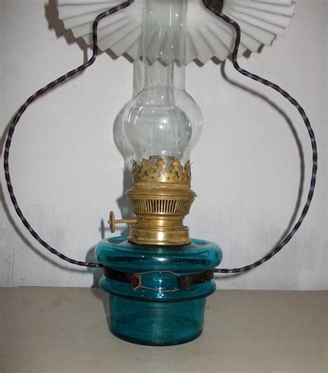 Sedangkan cat minyak lebih lama keringnya jika dibandingkan cat air dengan memiliki warna yang sesuai dengan namanya, cat minyak adalah bahan pewarna yang bisa digunakan untuk melukis. Koleksi Djadoel: LAMPU MINYAK BIRU:-SOLD-