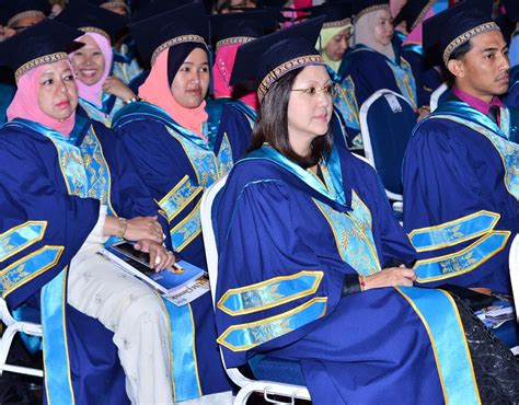 Need to translate ijazah sarjana muda from malay? Pelajar UUM-MPI terima ijazah sarjana: rakaman gambar-gambar