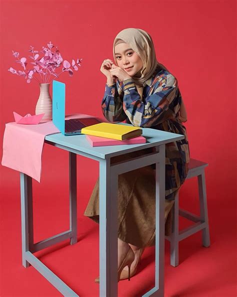 Maybe you would like to learn more about one of these? 9 Inspirasi OOTD dengan Hijab Pashmina ala Lesty Kejora
