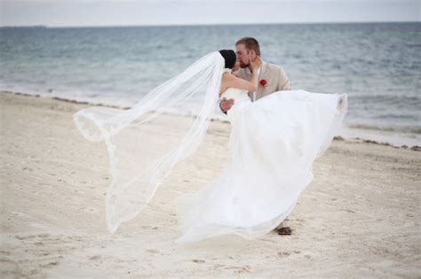 Beach weddings are the most romantic, however, you have to take into consideration the possibility of wind! Beach wedding… Veil or no veil? - Weddingbee
