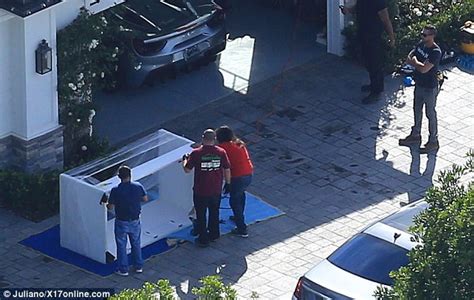 Pregnant Kylie Jenner Gets Large Crib Delivered To Home Daily Mail Online