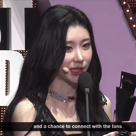 ︎ On Twitter Rt Midcys Chaeryeong Glitching While Giving Out Her Speech With Itzy Laughing