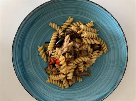 Un pesce azzurro facile da cucinare, gustoso e immancabile sulla tavola di tutti i giorni. Pasta con melanzane e sgombro sott'olio - Cilentani ai ...