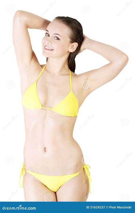 attraktive nasse frau im gelben bikini stockbild bild von nave mode 31629237