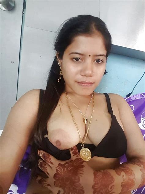 Indian Wife Showing Her Natural Tits With Big Areola Bilder