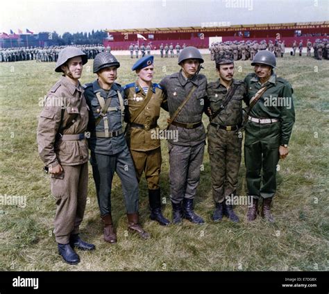 les soldats des forces armées des différents des pays du pacte de varsovie posent pour une photo