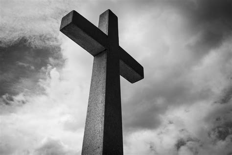 Fotos Gratis Cruzar Cielo Tema Religioso En Blanco Y Negro