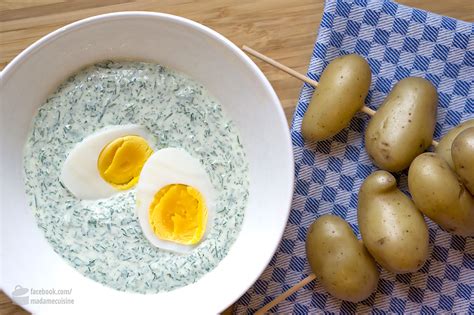 The cold herb sauce consists of sour cream, boiled eggs, spices, and of course, herbs. Frankfurter Grüne Soße (Grie Soß) - Madame Cuisine
