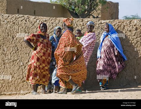Mali Tupe Niger Inland Delta A Group Of Songhay Women At Tupe A