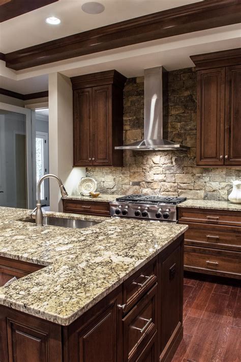 Kitchen backsplash ideas with wood cabinets