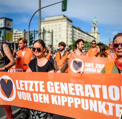 Letzte Generation: Lkw-Fahrer fährt Klimakleber bei Protest in
