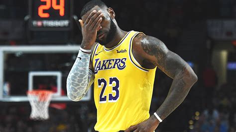 Lebron ginulat ang lahat sa ginawang slam dunk! LeBron James' Lakers debut: Stats, highlights from season ...