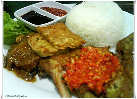 Tumbuk cili padi merah + bawang putih sehingga lumat. Ayam Penyet Wong Solo | no life is a waste