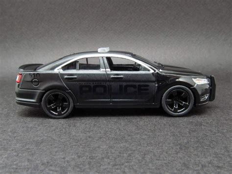 Diecast Hobbist 2010 Ford Taurus Sho Police Car