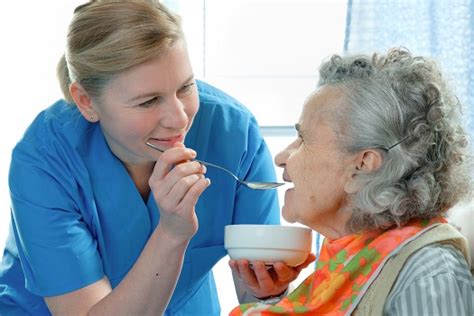 How To Feed An Elderly Parent With Dementia