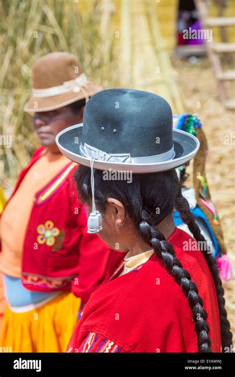 Mujer Viste Traje Tradicional Fotografías E Imágenes De Alta Resolución Alamy
