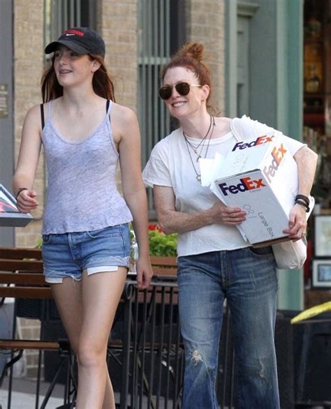 Julianne Moore And Liv Spend The Day Together In Nyc Julianne Moore Celebrity Moms Fashion