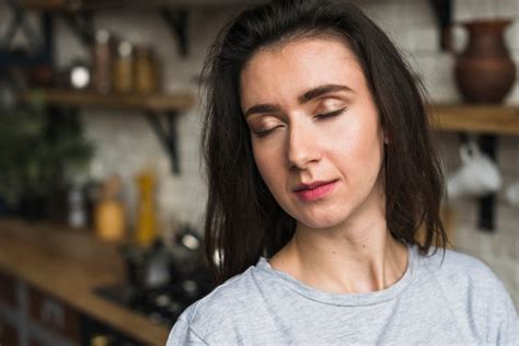 Porträt Einer Sinnlichen Lesbischen Frau Die In Der Küche Steht Kostenlose Foto