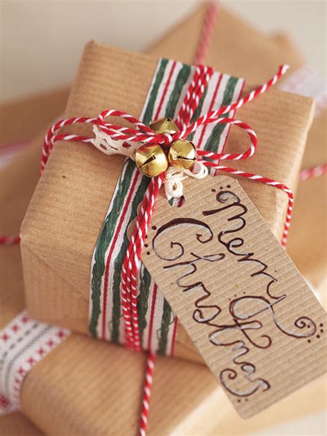 Christmas is the time of the year when we not only commemorate the birth of jesus christ, but also come close and strengthen the bonds among our closed hence, comes the need for some special and unique gift wrapping ideas which will enable you to turn a simple gift into a marvelous piece of. Christmas wrapping ideas