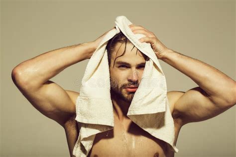 Asciugamano Di Bagno All Uomo Nudo Con L Ente Bagnato Muscolare Fotografia Stock Immagine Di