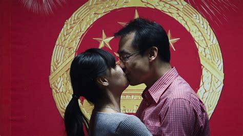 Entdeckung Kiefer Validierung Chinese Women Kissing Regeneration Schnurrbart Violine