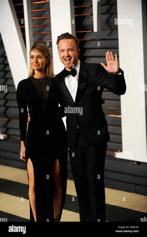 aaron paul y lauren parsekian atiende el 2015 vanity fair oscar party organizada por graydon