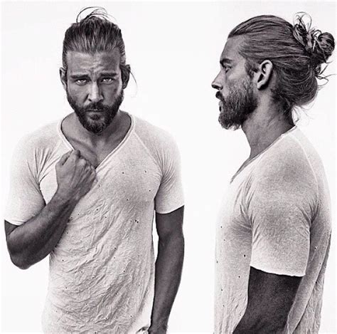 Ou tout simplement à la recherche des dernières coupes homme. Homme cheveux mi long attache | Coiffures populaires