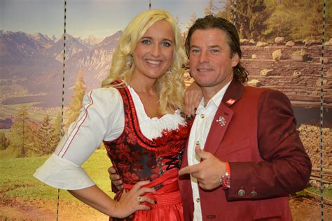 Meine eigene frau hat mich am anfang auch nicht gemocht und wir sind jetzt verheiratet und haben drei kinder.. Das fängt ja gut an: Frenkie Schinkels präsentiert mit ...
