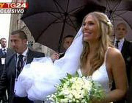 Per francesco totti invece è un tripudio di. Vestito da sposa di ilary blasi