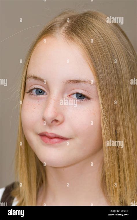 Porträt Der 12 Jahre Alte Kaukasische Mädchen Stockfotografie Alamy