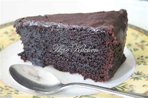Spread the chocolate frosting generously on top and sides. Moist Chocolate Cake Lagi Dan Lagi - Azie Kitchen