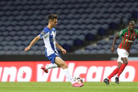 Fábio daniel ferreira vieira (born 30 may 2000) is a portuguese professional footballer who plays for porto b as a midfielder. Fábio Vieira lançado e outros na forja: dragão do futuro amarrado por 400 milhões - O Jogo