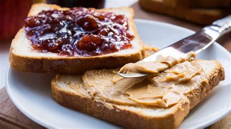 How To Make Peanut Butter And Jelly Sandwich Cully S Kitchen