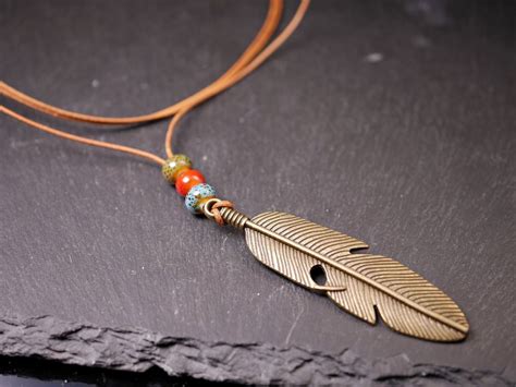 Leder Halskette lange Kette mit Feder und Keramik Perlen Blätter