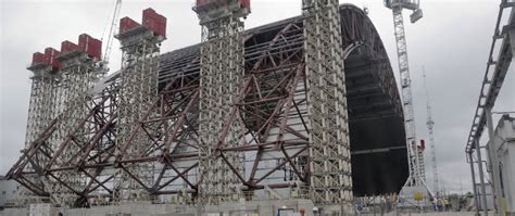 Turisti stranieri, vegetazione incontrollata e paesaggi rarefatti: Il nuovo "sarcofago" di Chernobyl - Il Post