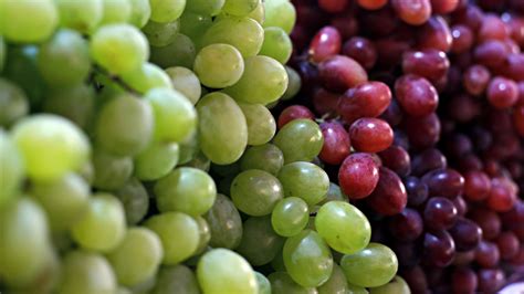 Why Grocery Store Grapes Taste So Different Than Those From The Farm