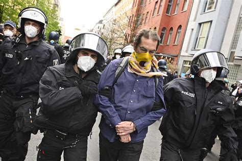 Berlin: German Police Arrest Dozens Protesting Against Lockdown ...