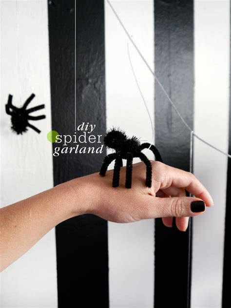In this diy you will harvest vegetables from polymer clay and fruit out of felt. DIY Spider Garland