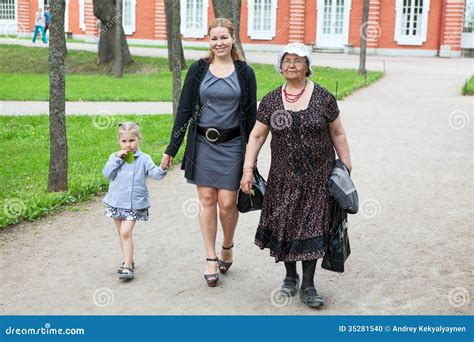 Бабушка мать и молодая дочь идя в парк Стоковое Фото изображение